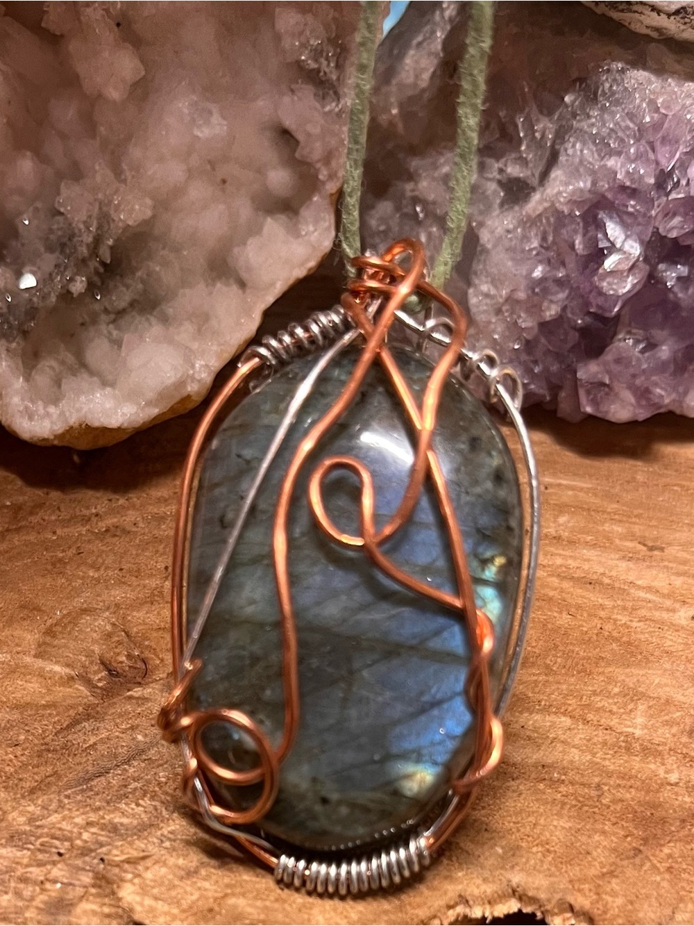Handcrafted Labradorite Necklace Pendant in Blue-Green - Unbranded